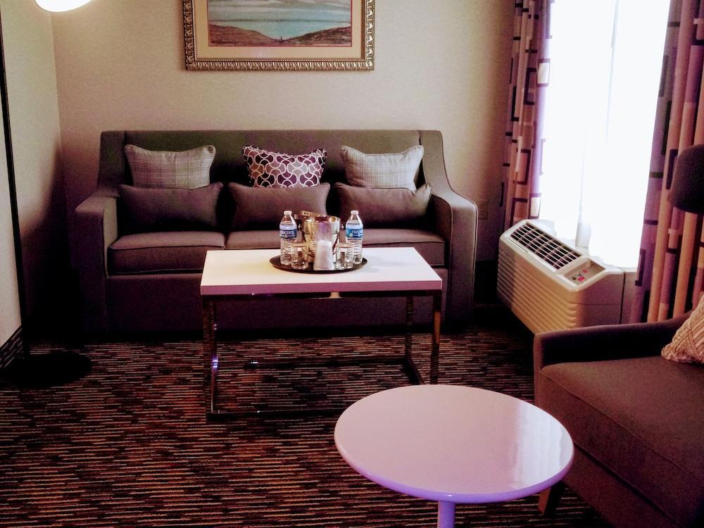 ホテル Wyndham Garden Conference Center Champaign - Urbana エクステリア 写真