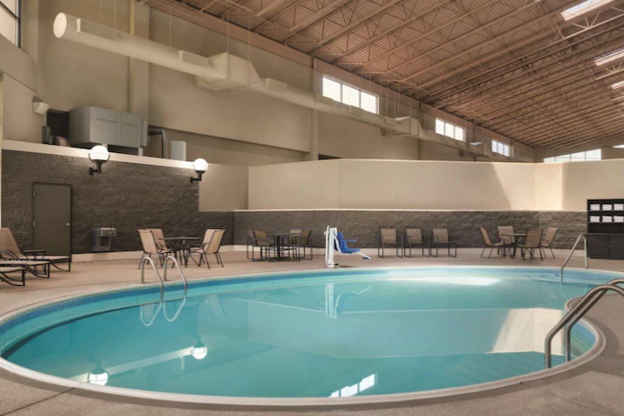 ホテル Wyndham Garden Conference Center Champaign - Urbana エクステリア 写真