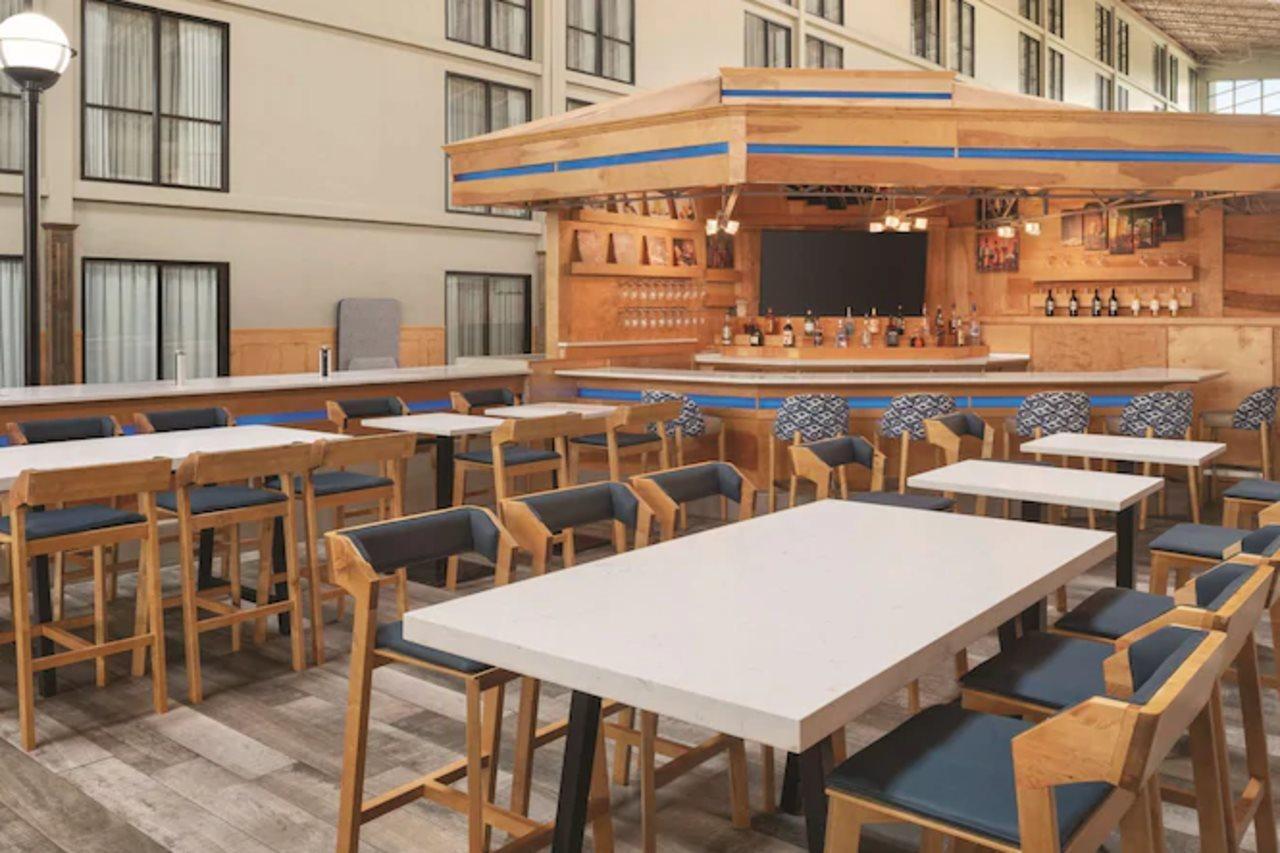ホテル Wyndham Garden Conference Center Champaign - Urbana エクステリア 写真