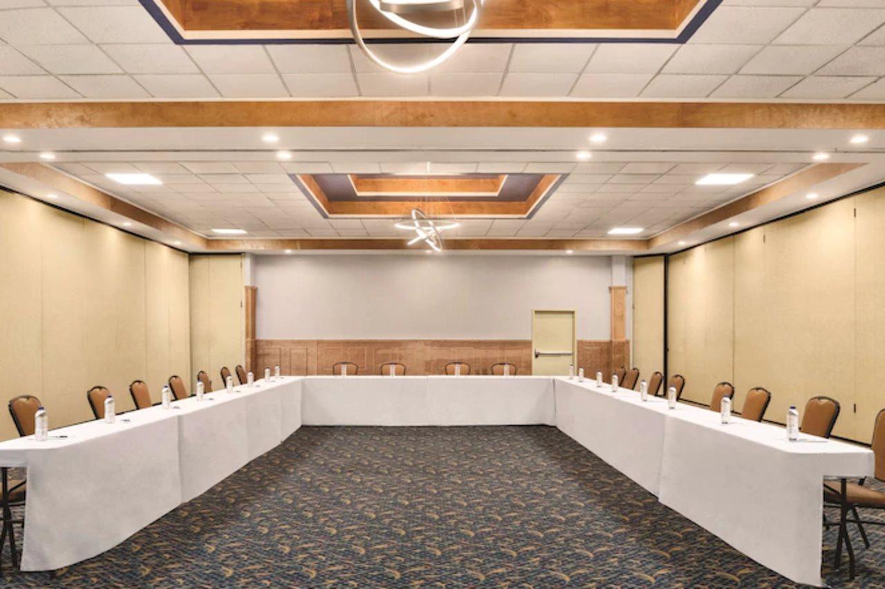 ホテル Wyndham Garden Conference Center Champaign - Urbana エクステリア 写真