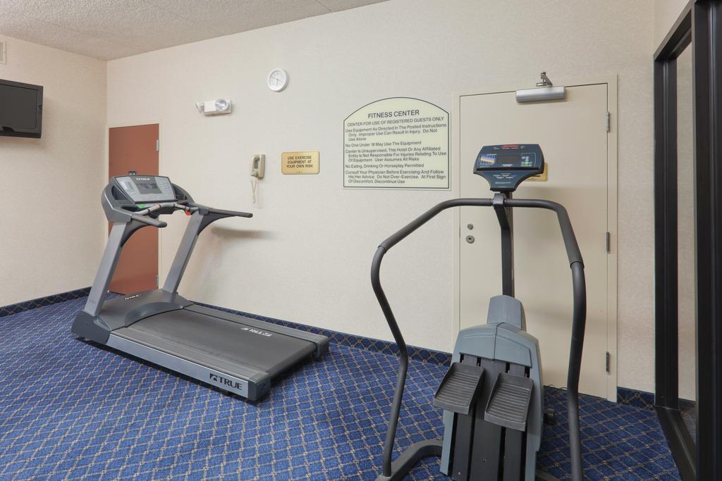 ホテル Wyndham Garden Conference Center Champaign - Urbana エクステリア 写真