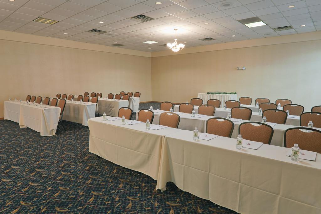 ホテル Wyndham Garden Conference Center Champaign - Urbana エクステリア 写真