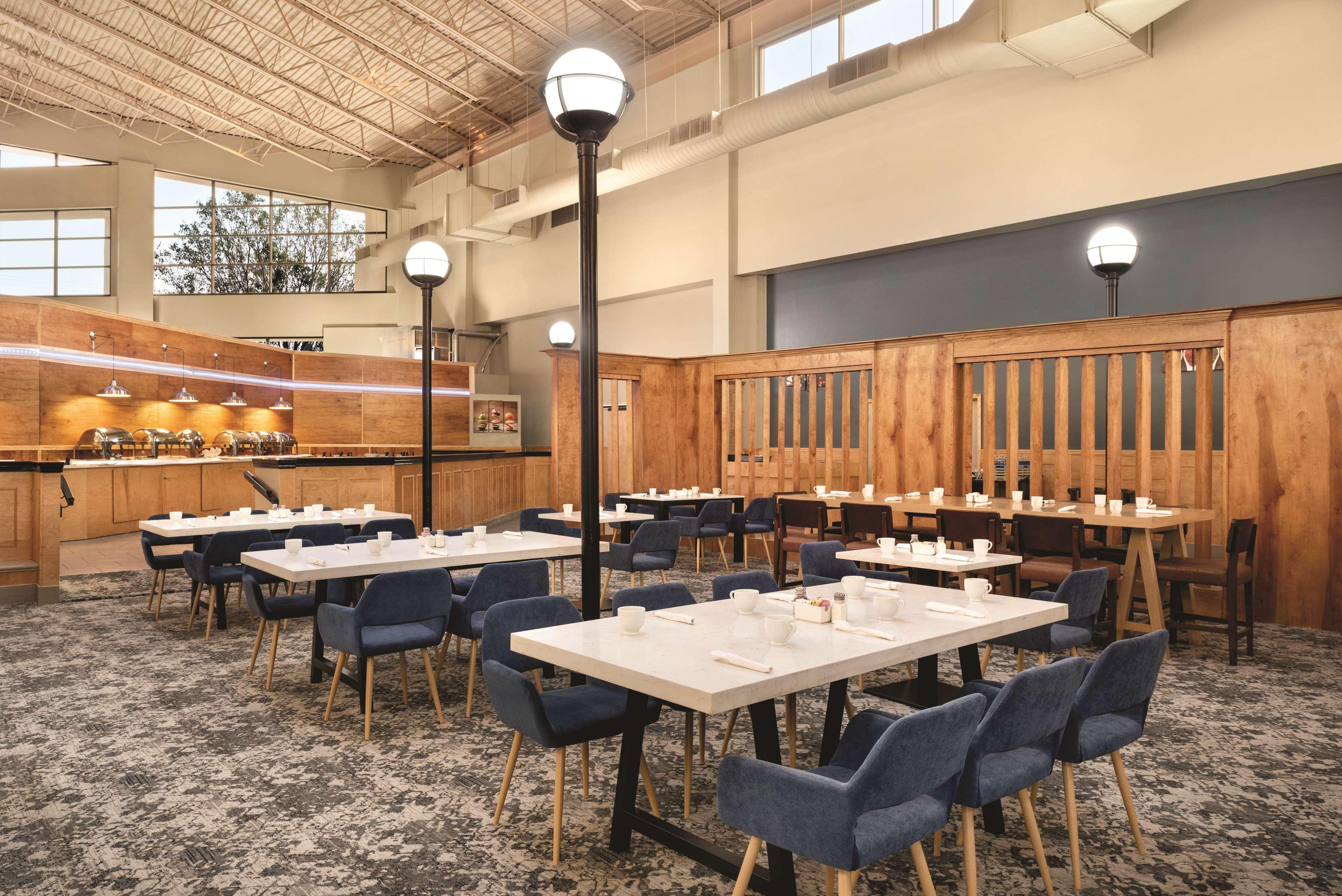 ホテル Wyndham Garden Conference Center Champaign - Urbana エクステリア 写真