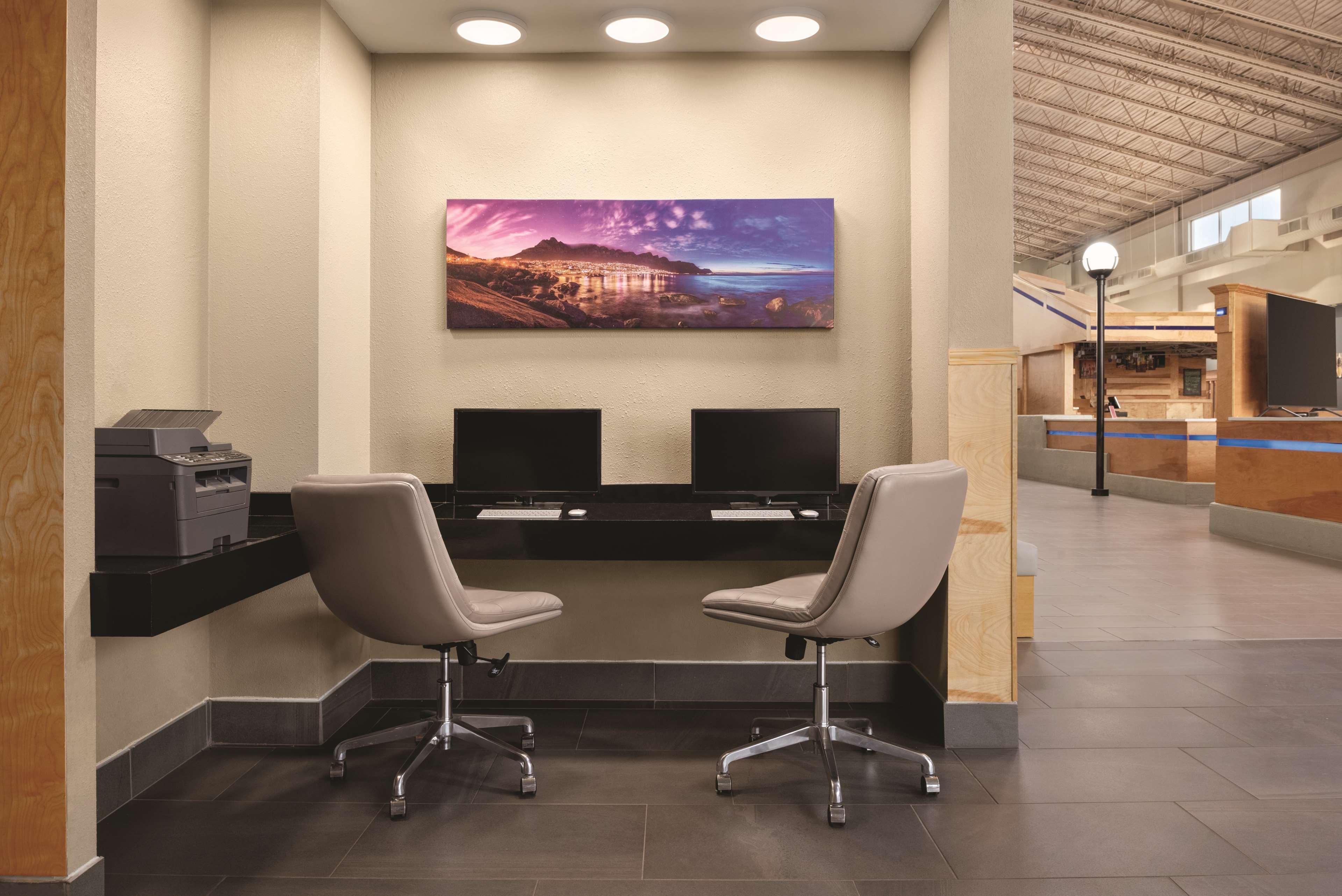 ホテル Wyndham Garden Conference Center Champaign - Urbana エクステリア 写真