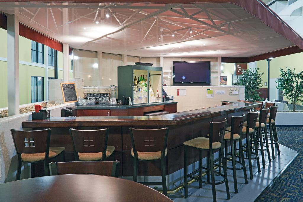 ホテル Wyndham Garden Conference Center Champaign - Urbana エクステリア 写真