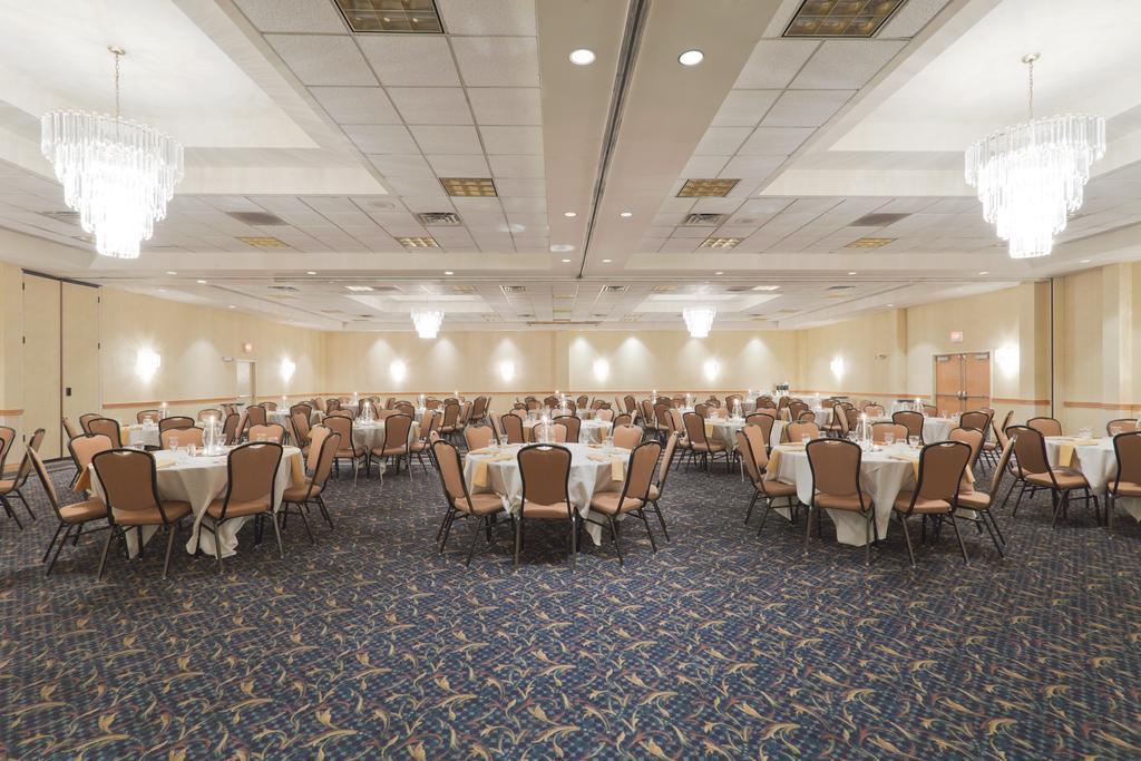 ホテル Wyndham Garden Conference Center Champaign - Urbana エクステリア 写真
