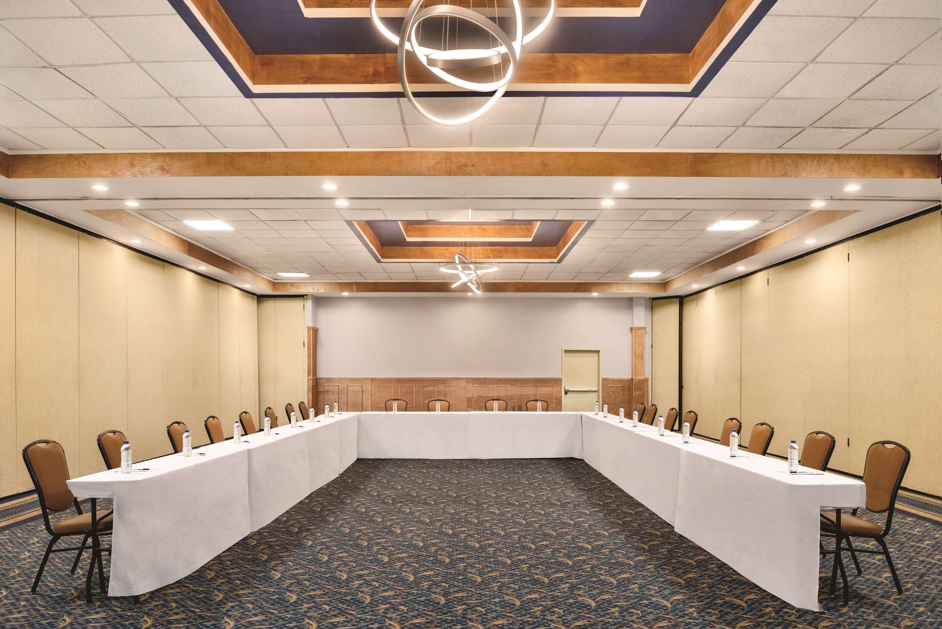 ホテル Wyndham Garden Conference Center Champaign - Urbana エクステリア 写真