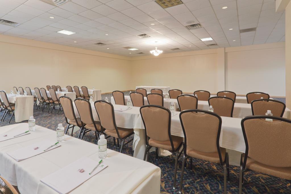 ホテル Wyndham Garden Conference Center Champaign - Urbana エクステリア 写真