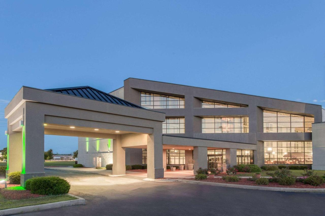 ホテル Wyndham Garden Conference Center Champaign - Urbana エクステリア 写真