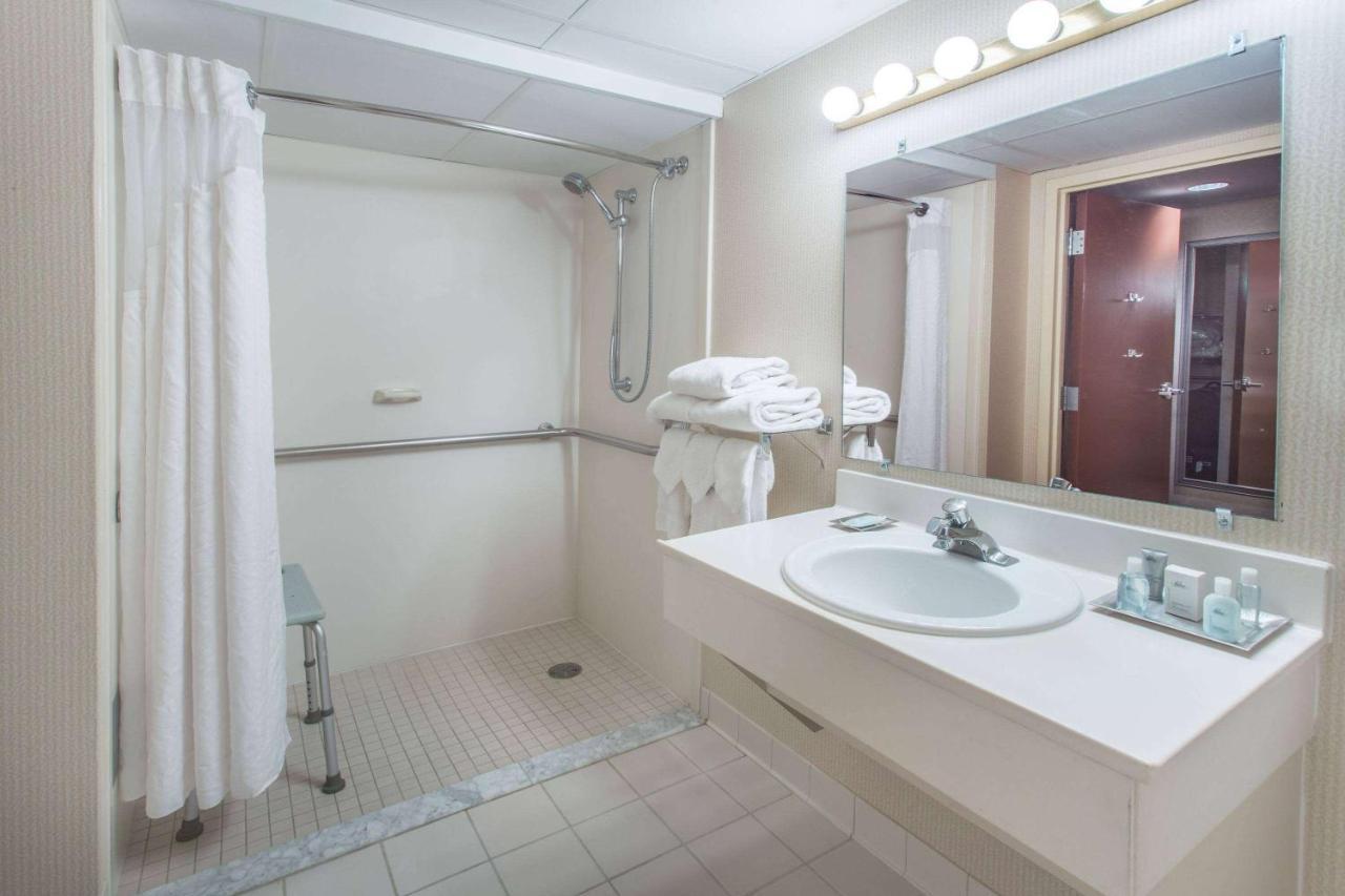 ホテル Wyndham Garden Conference Center Champaign - Urbana エクステリア 写真