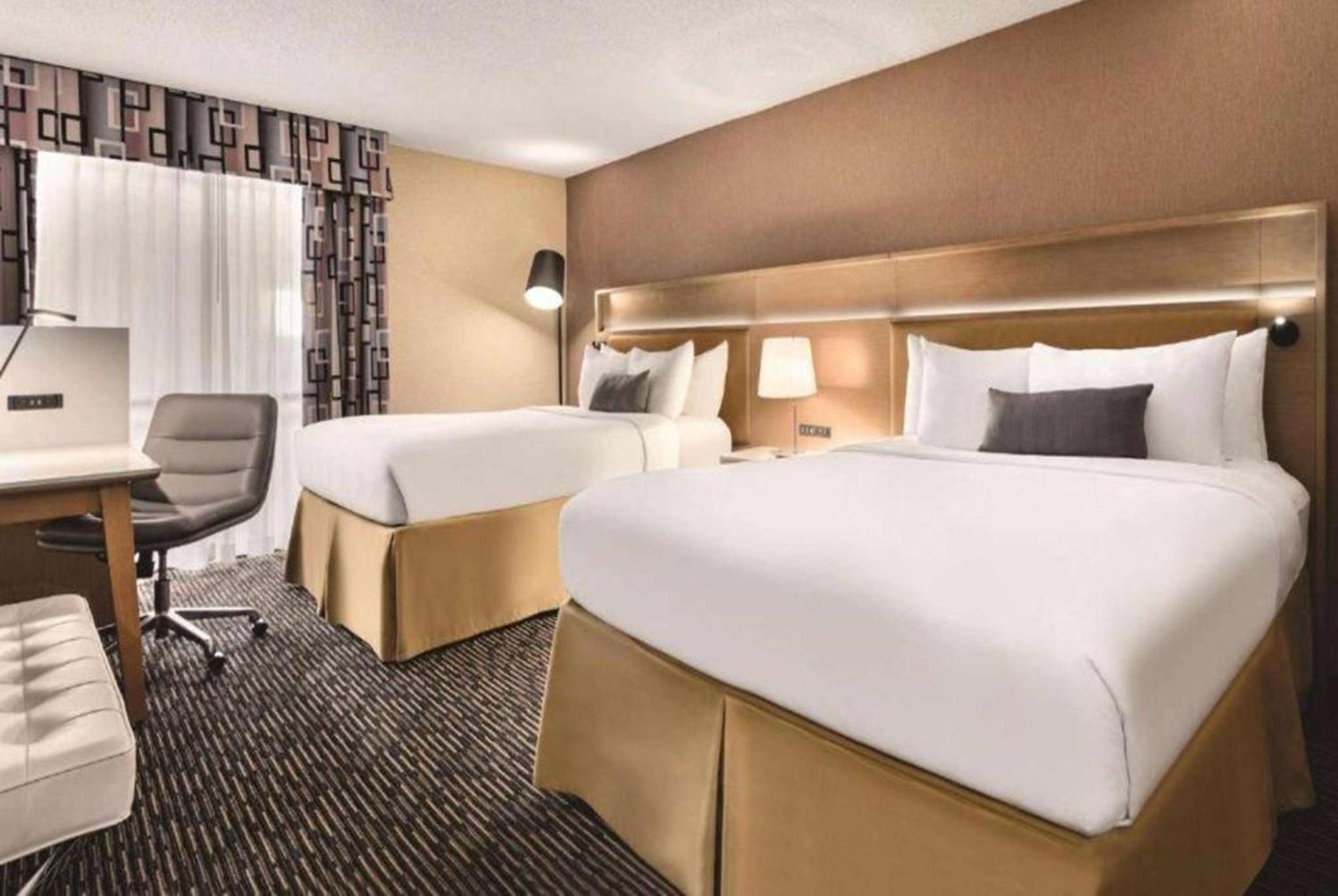 ホテル Wyndham Garden Conference Center Champaign - Urbana エクステリア 写真