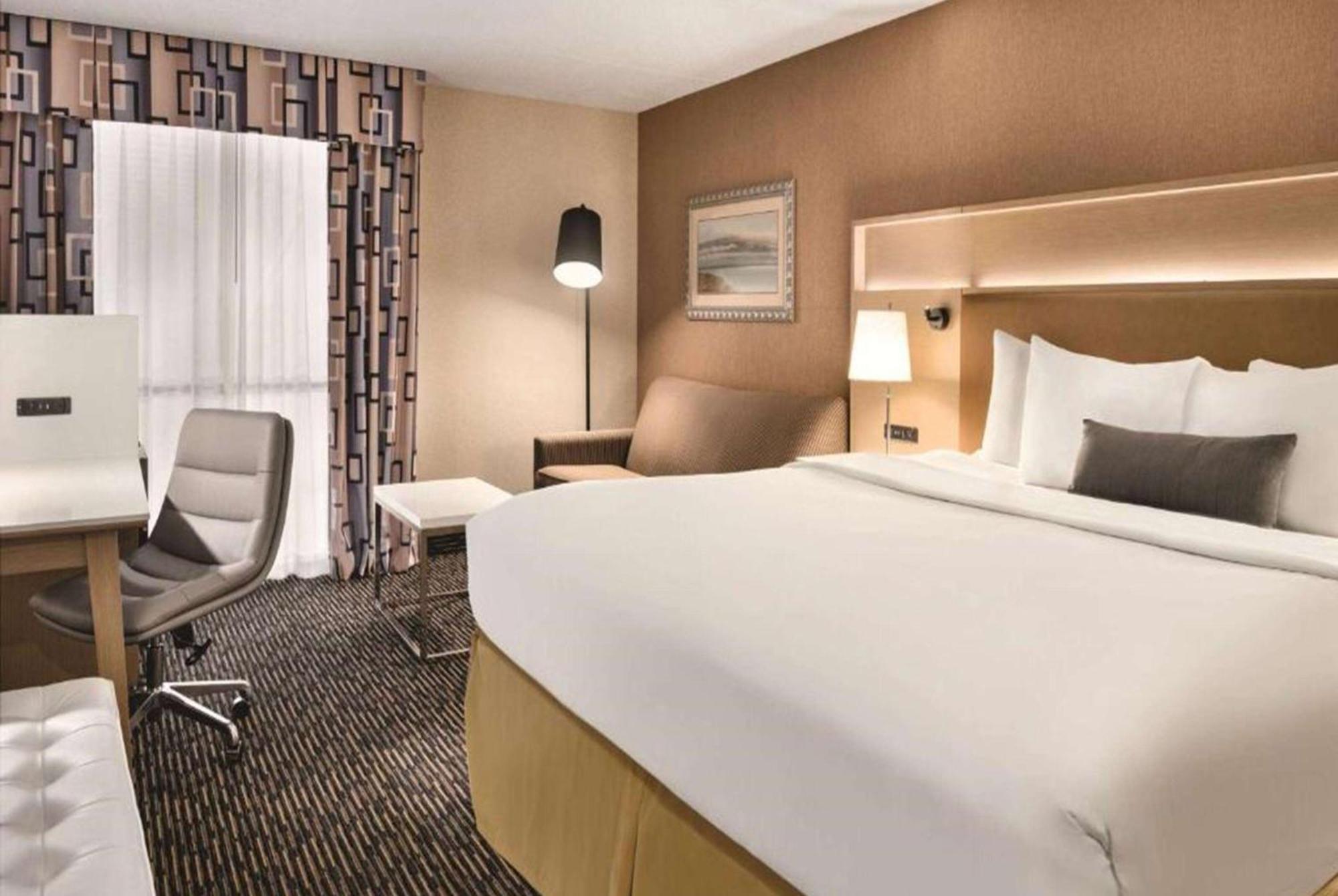 ホテル Wyndham Garden Conference Center Champaign - Urbana エクステリア 写真