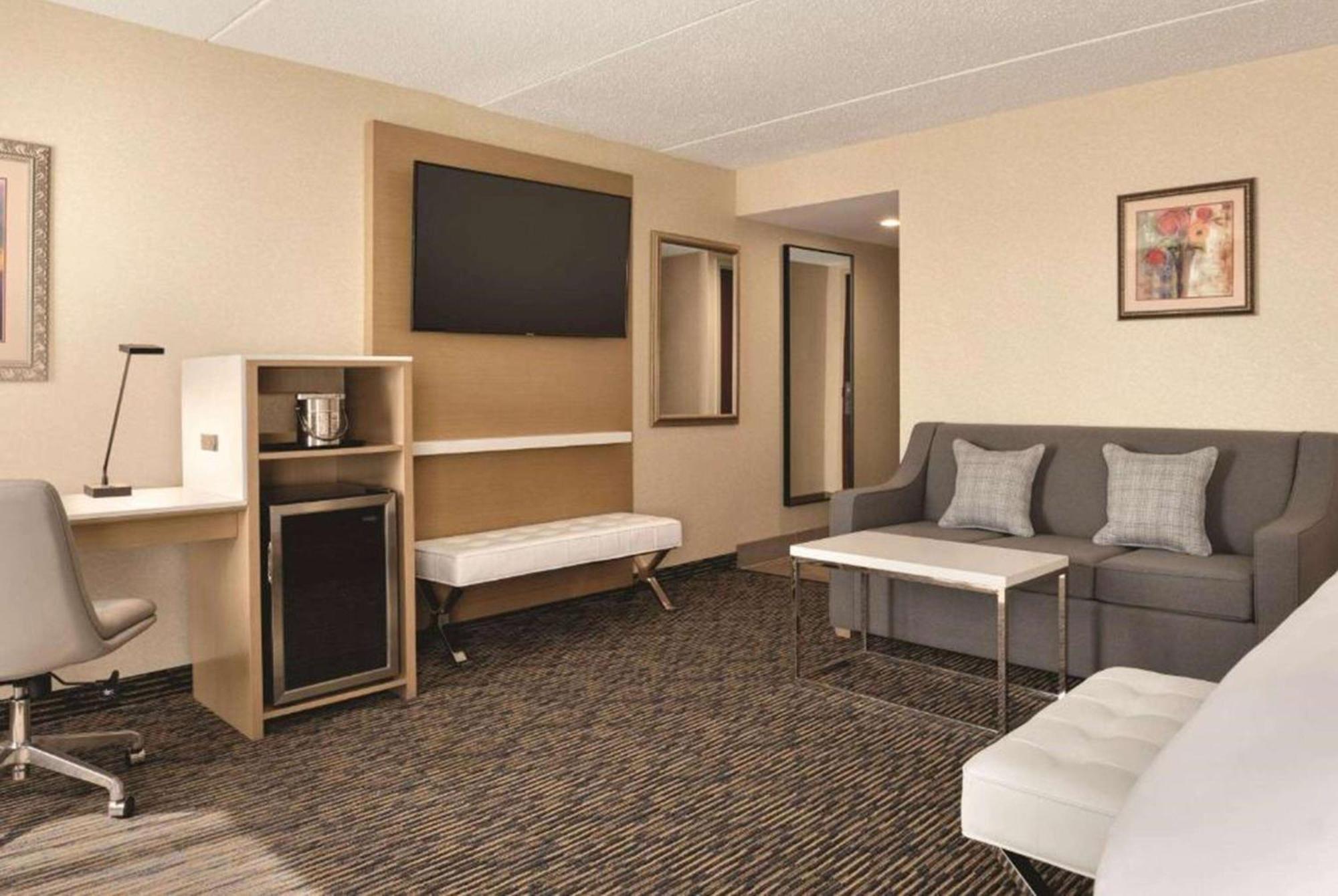 ホテル Wyndham Garden Conference Center Champaign - Urbana エクステリア 写真