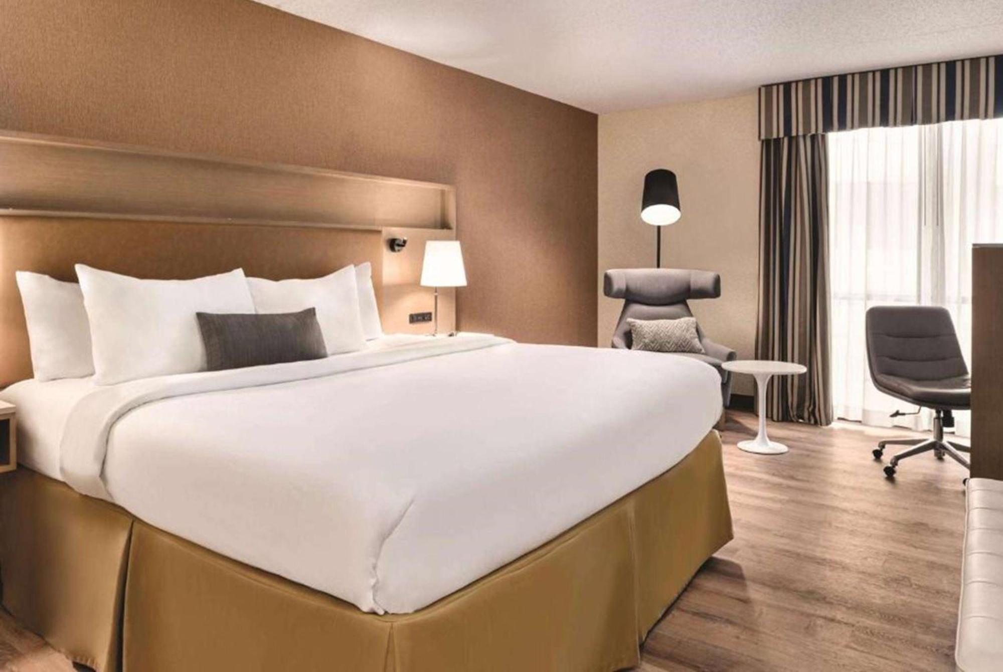 ホテル Wyndham Garden Conference Center Champaign - Urbana エクステリア 写真