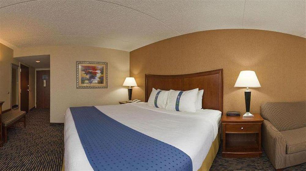 ホテル Wyndham Garden Conference Center Champaign - Urbana エクステリア 写真