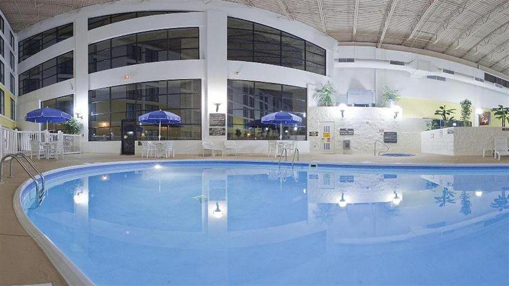 ホテル Wyndham Garden Conference Center Champaign - Urbana エクステリア 写真