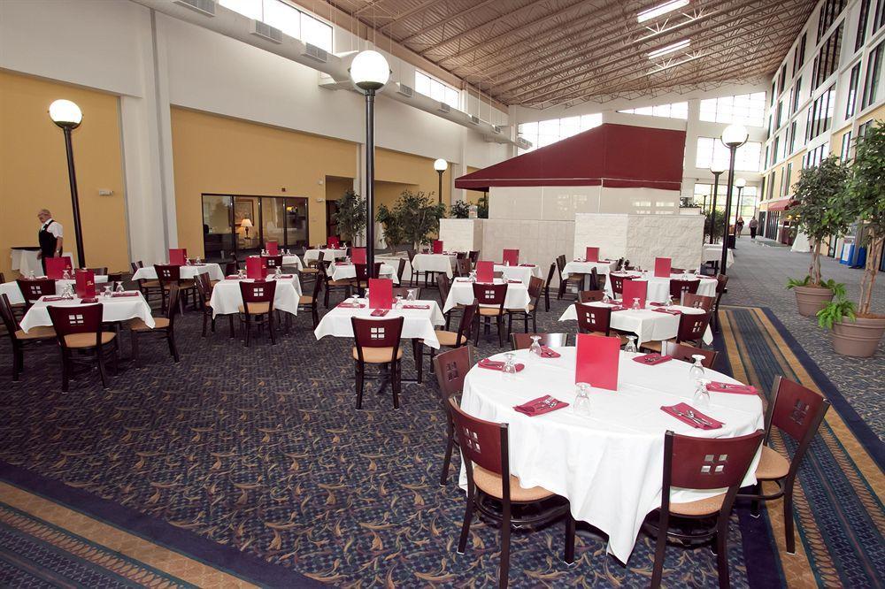 ホテル Wyndham Garden Conference Center Champaign - Urbana エクステリア 写真