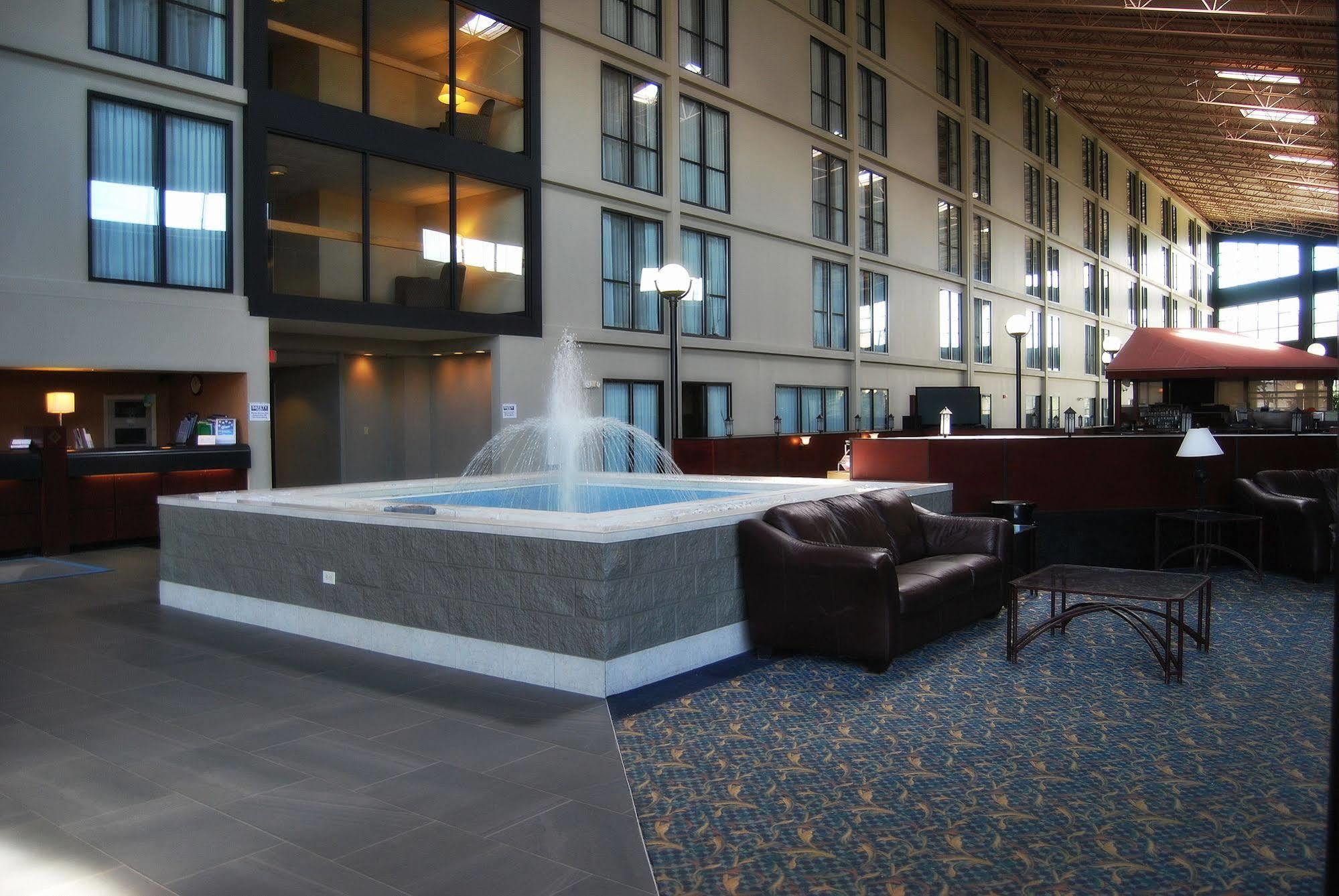 ホテル Wyndham Garden Conference Center Champaign - Urbana エクステリア 写真
